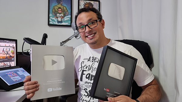 Victor Carvalho com troféus YouTube